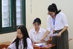 Vụ đề thi ở Hà Nội bị in mờ: Phụ huynh kéo nhau lên Sở GD-ĐT đòi điểm cho con-4