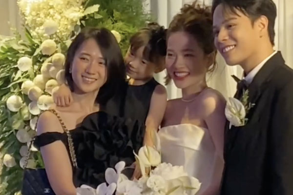 Đang diện váy cô dâu, vợ JayKii xả vai bồng bế ru con ngủ giữa đám cưới-6