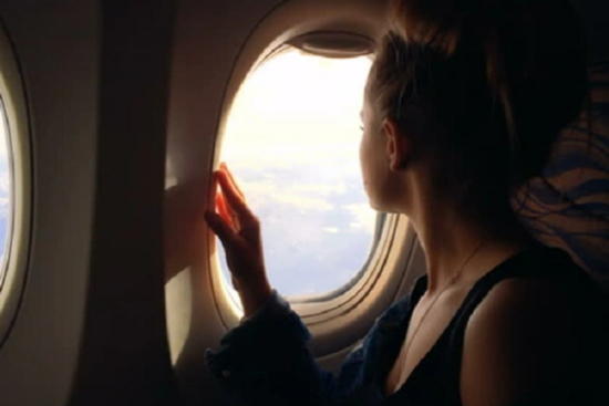 Vì sao cửa kính máy bay và tàu hoả có hình bầu dục?