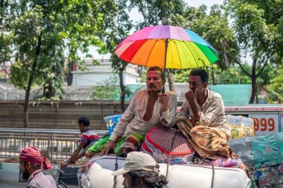 Nơi đang khốn khổ vì nắng nóng, cắt điện giữa trời 40 độ C, trường học đóng cửa