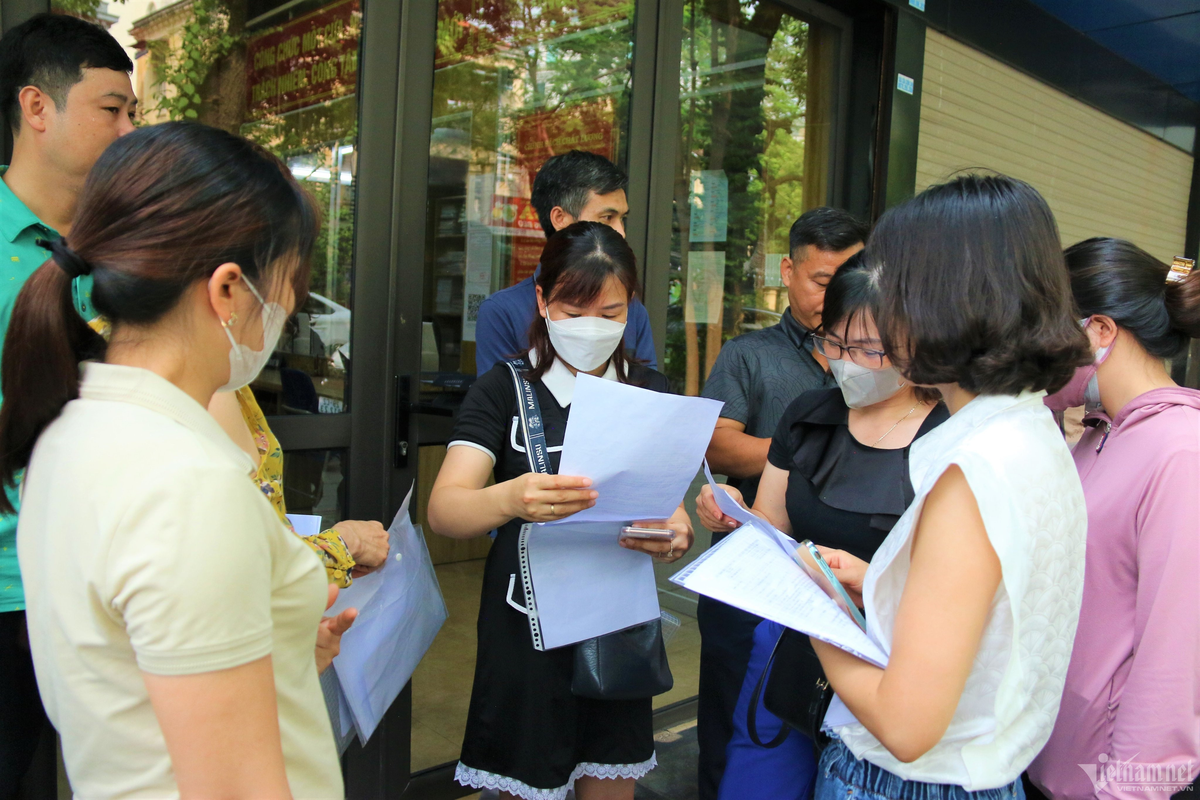 Vụ đề thi ở Hà Nội bị in mờ: Phụ huynh kéo nhau lên Sở GD-ĐT đòi điểm cho con-1