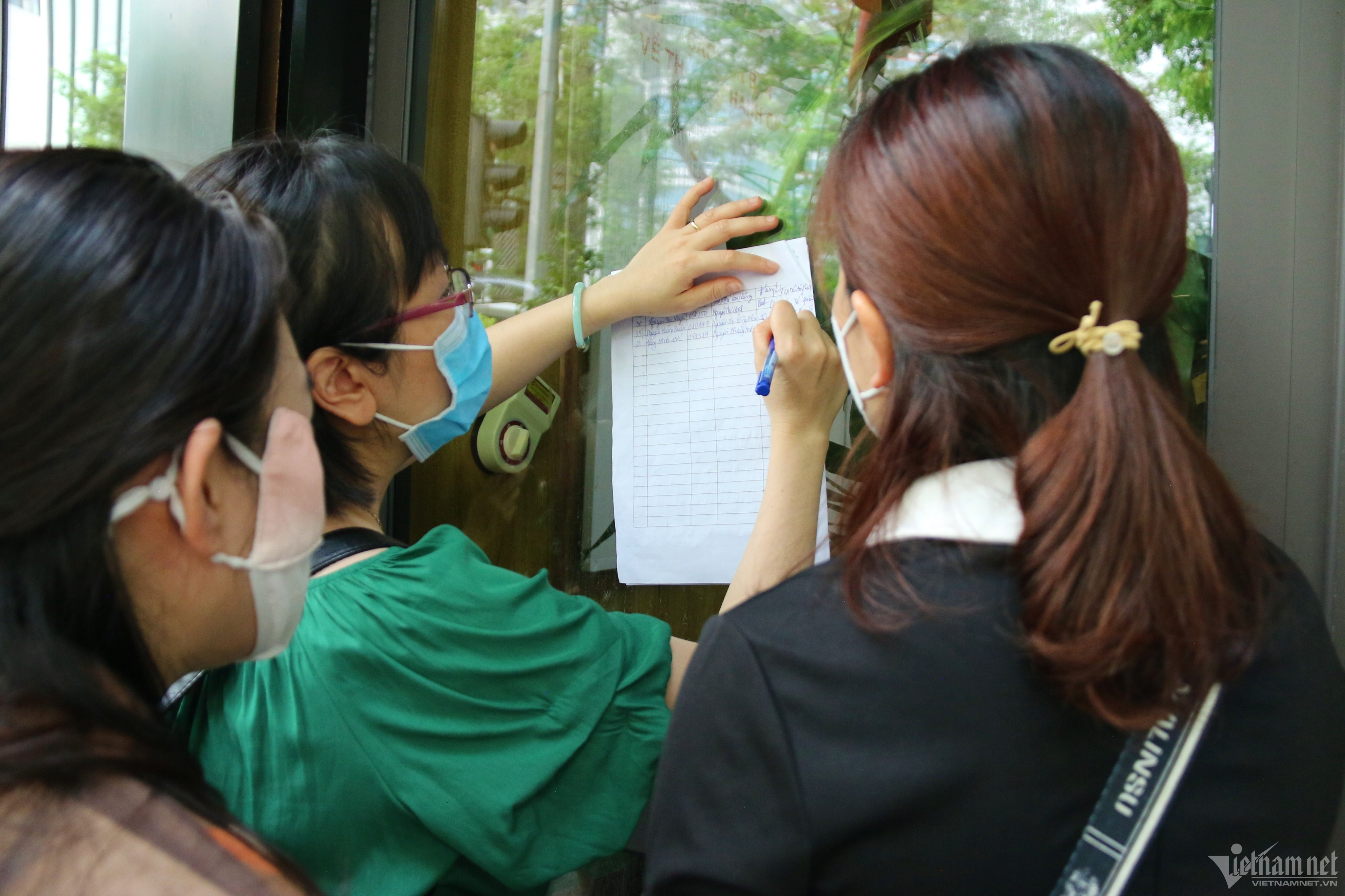 Vụ đề thi ở Hà Nội bị in mờ: Phụ huynh kéo nhau lên Sở GD-ĐT đòi điểm cho con-3