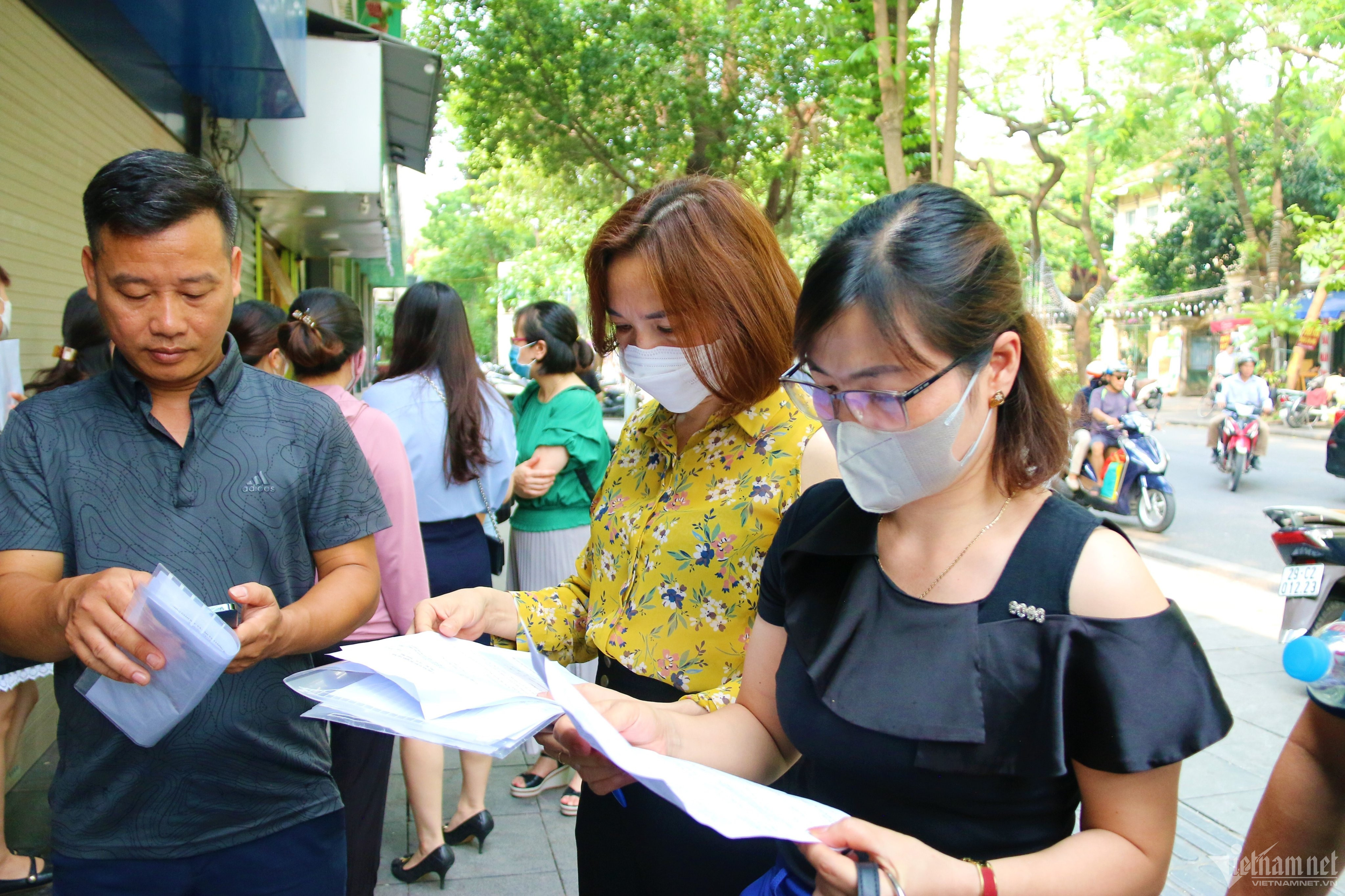 Vụ đề thi ở Hà Nội bị in mờ: Phụ huynh kéo nhau lên Sở GD-ĐT đòi điểm cho con-2