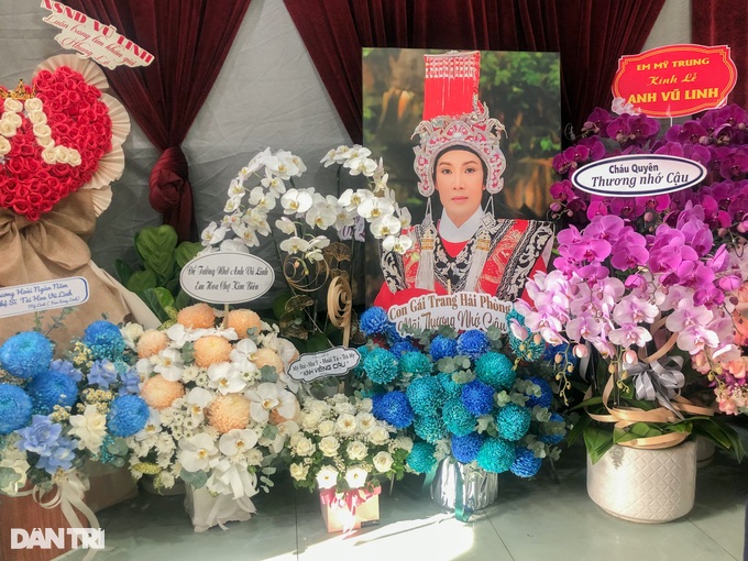 Lễ cúng 100 ngày Vũ Linh: Con gái Hồng Loan khóc nghẹn trước bàn thờ cha-2