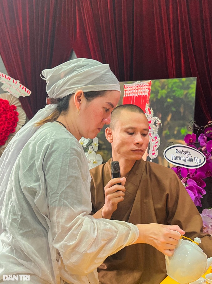 Lễ cúng 100 ngày Vũ Linh: Con gái Hồng Loan khóc nghẹn trước bàn thờ cha-4