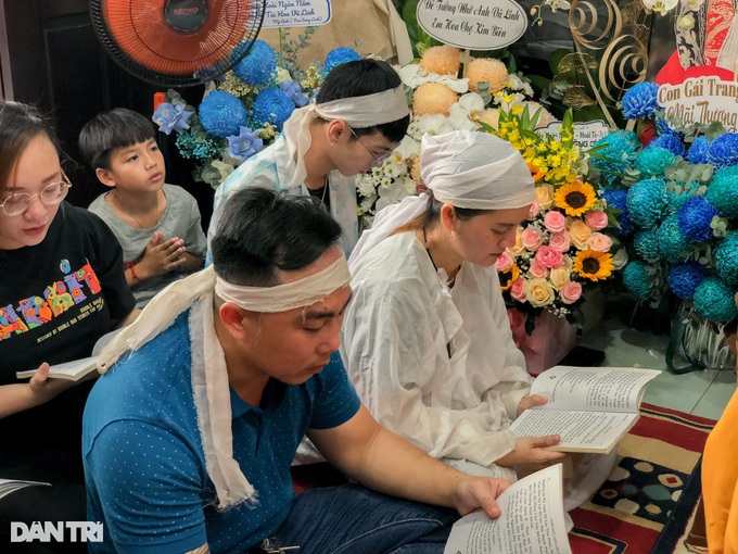 Lễ cúng 100 ngày Vũ Linh: Con gái Hồng Loan khóc nghẹn trước bàn thờ cha-5