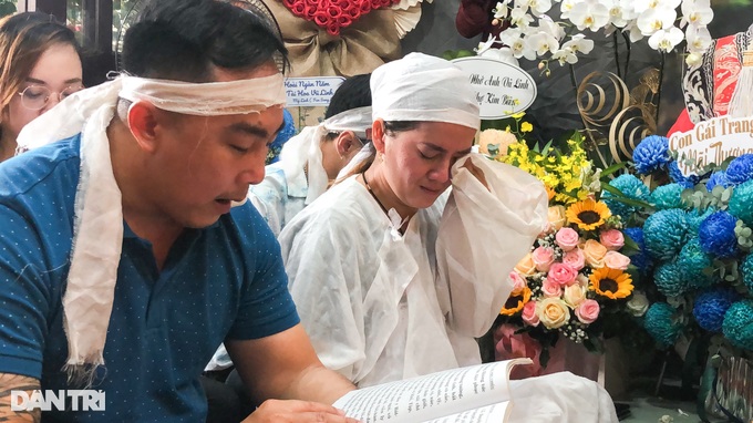 Lễ cúng 100 ngày Vũ Linh: Con gái Hồng Loan khóc nghẹn trước bàn thờ cha-6