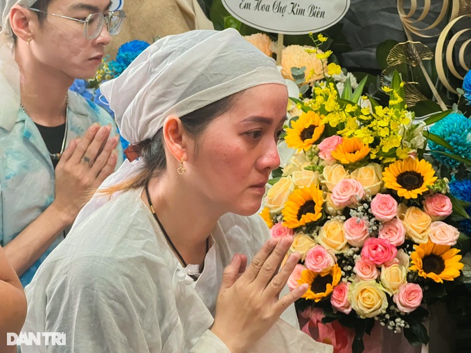 Lễ cúng 100 ngày Vũ Linh: Con gái Hồng Loan khóc nghẹn trước bàn thờ cha-7