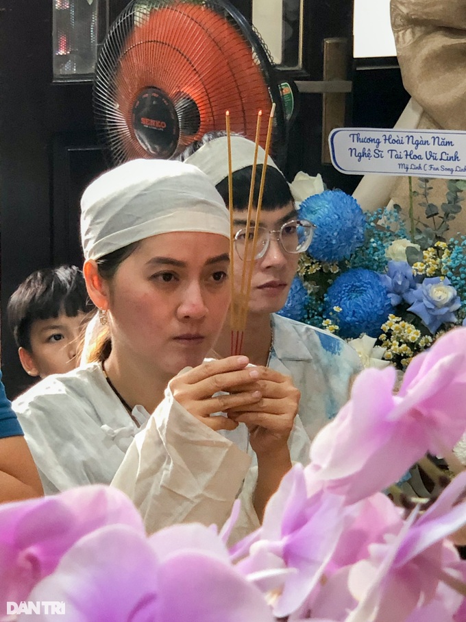 Lễ cúng 100 ngày Vũ Linh: Con gái Hồng Loan khóc nghẹn trước bàn thờ cha-8