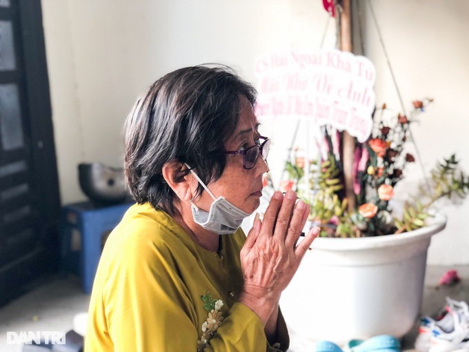 Lễ cúng 100 ngày Vũ Linh: Con gái Hồng Loan khóc nghẹn trước bàn thờ cha-12