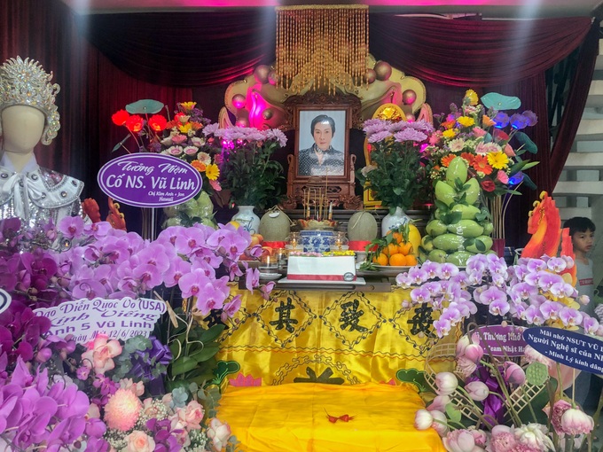 Lễ cúng 100 ngày Vũ Linh: Con gái Hồng Loan khóc nghẹn trước bàn thờ cha-13