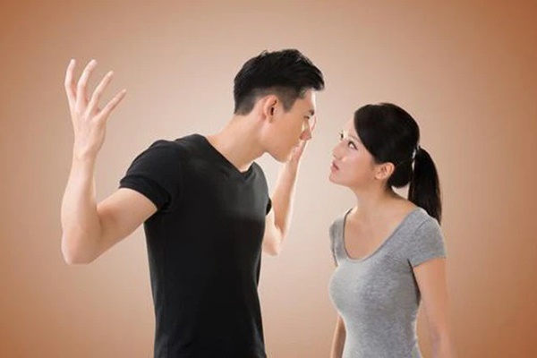 Chồng đập nồi cơm điện khi biết tôi đòi nợ bạn của anh-1