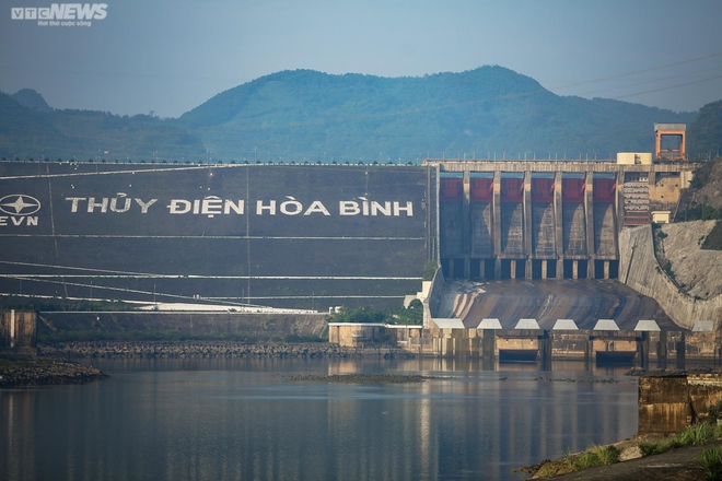 Từ thời cha sinh mẹ đẻ, đây là lần thứ 2 tôi đi bộ được dưới đáy sông Đà-1