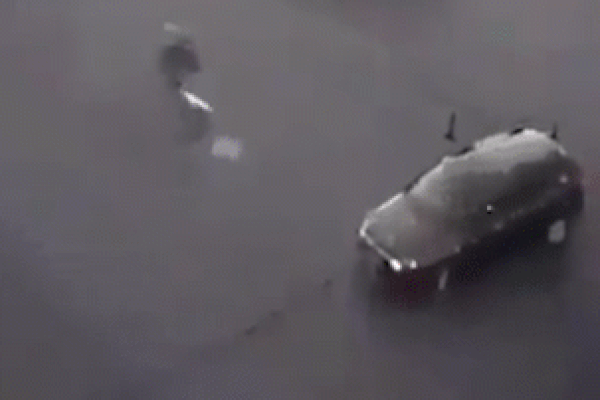 Clip: Phóng tốc độ kinh hoàng, xe máy đâm ô tô 