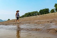 'Từ thời cha sinh mẹ đẻ, đây là lần thứ 2 tôi đi bộ được dưới đáy sông Đà'