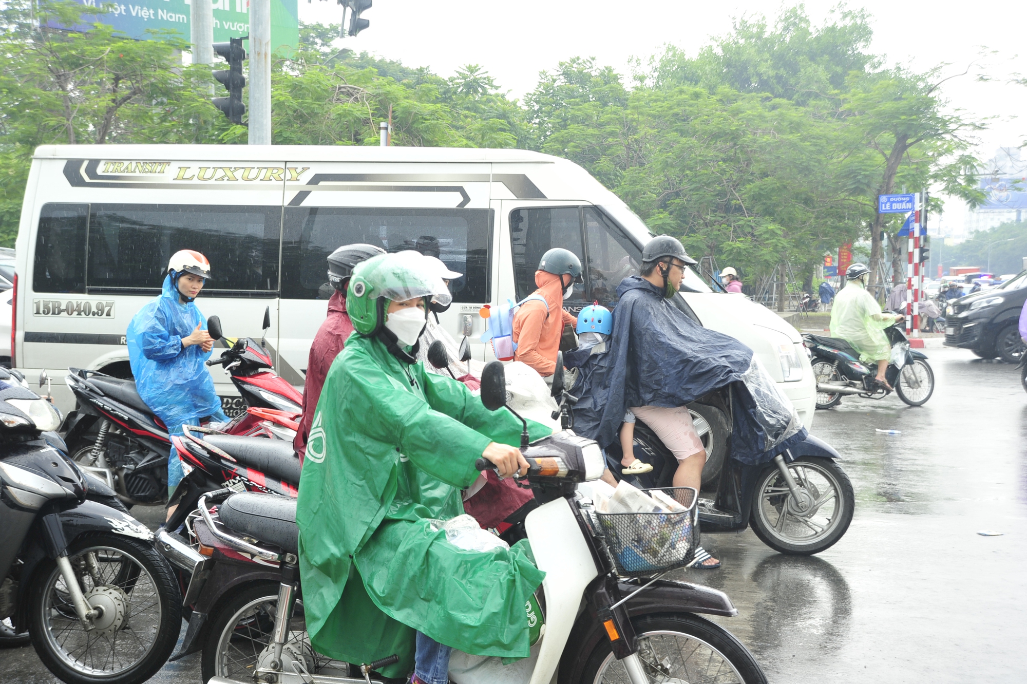 Hà Nội hạ nhiệt sau cơn mưa rào bất chợt-1