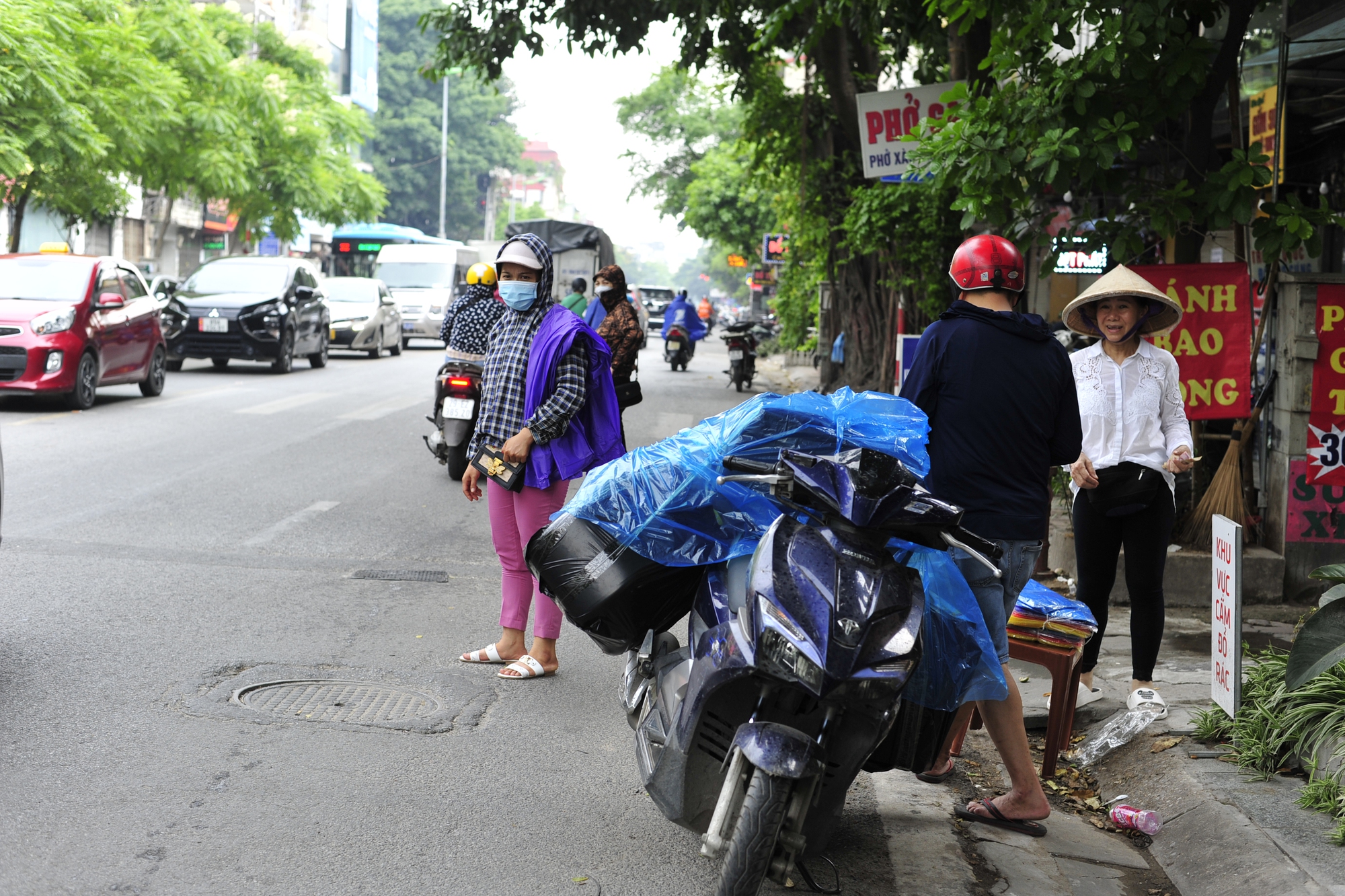 Hà Nội hạ nhiệt sau cơn mưa rào bất chợt-2
