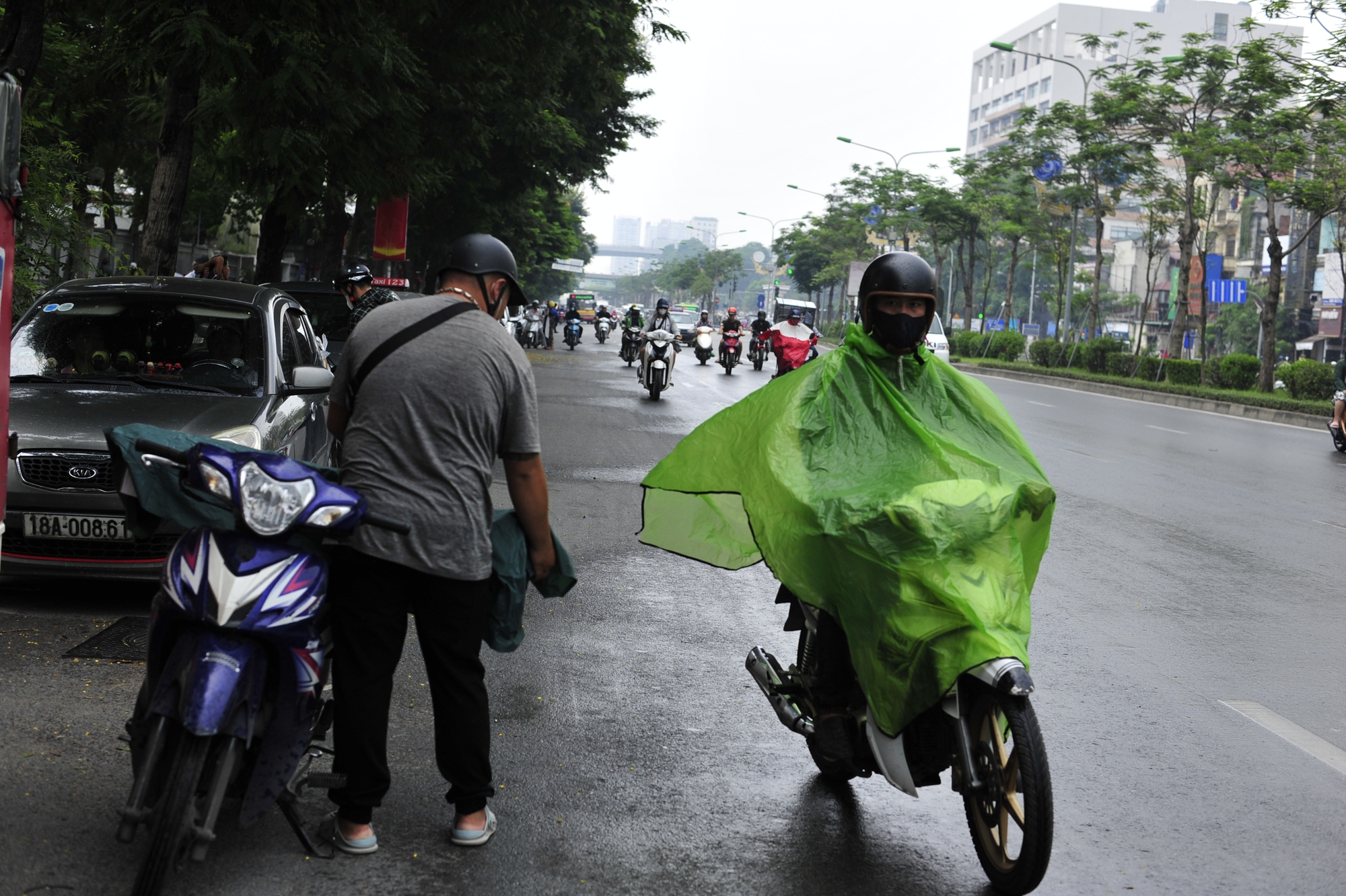 Hà Nội hạ nhiệt sau cơn mưa rào bất chợt-8