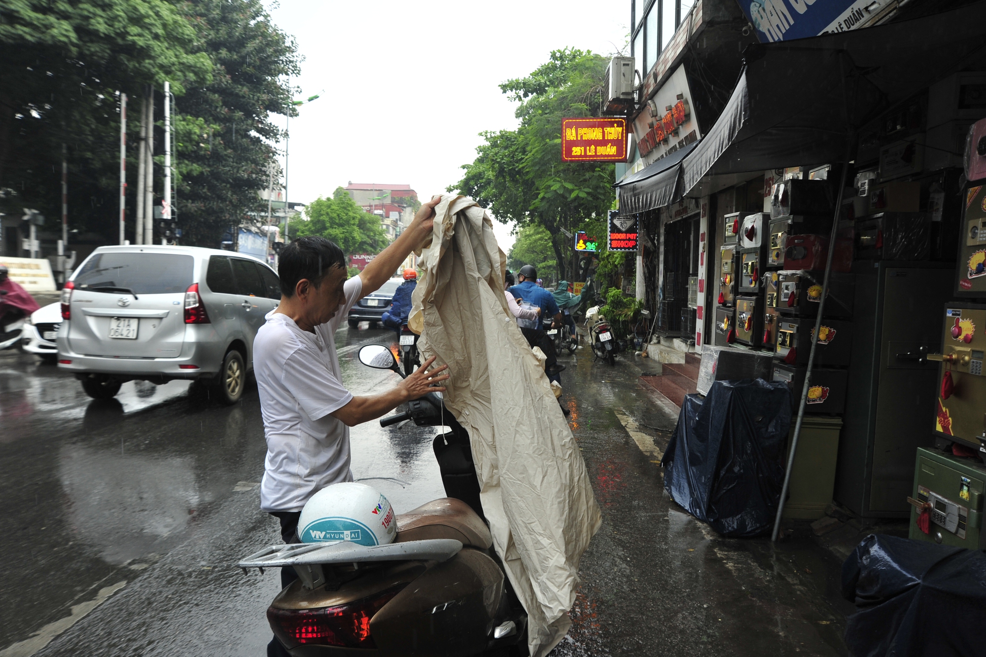 Hà Nội hạ nhiệt sau cơn mưa rào bất chợt-9