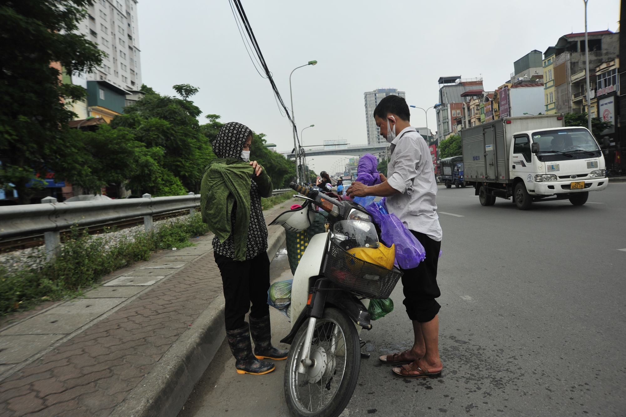 Hà Nội hạ nhiệt sau cơn mưa rào bất chợt-7