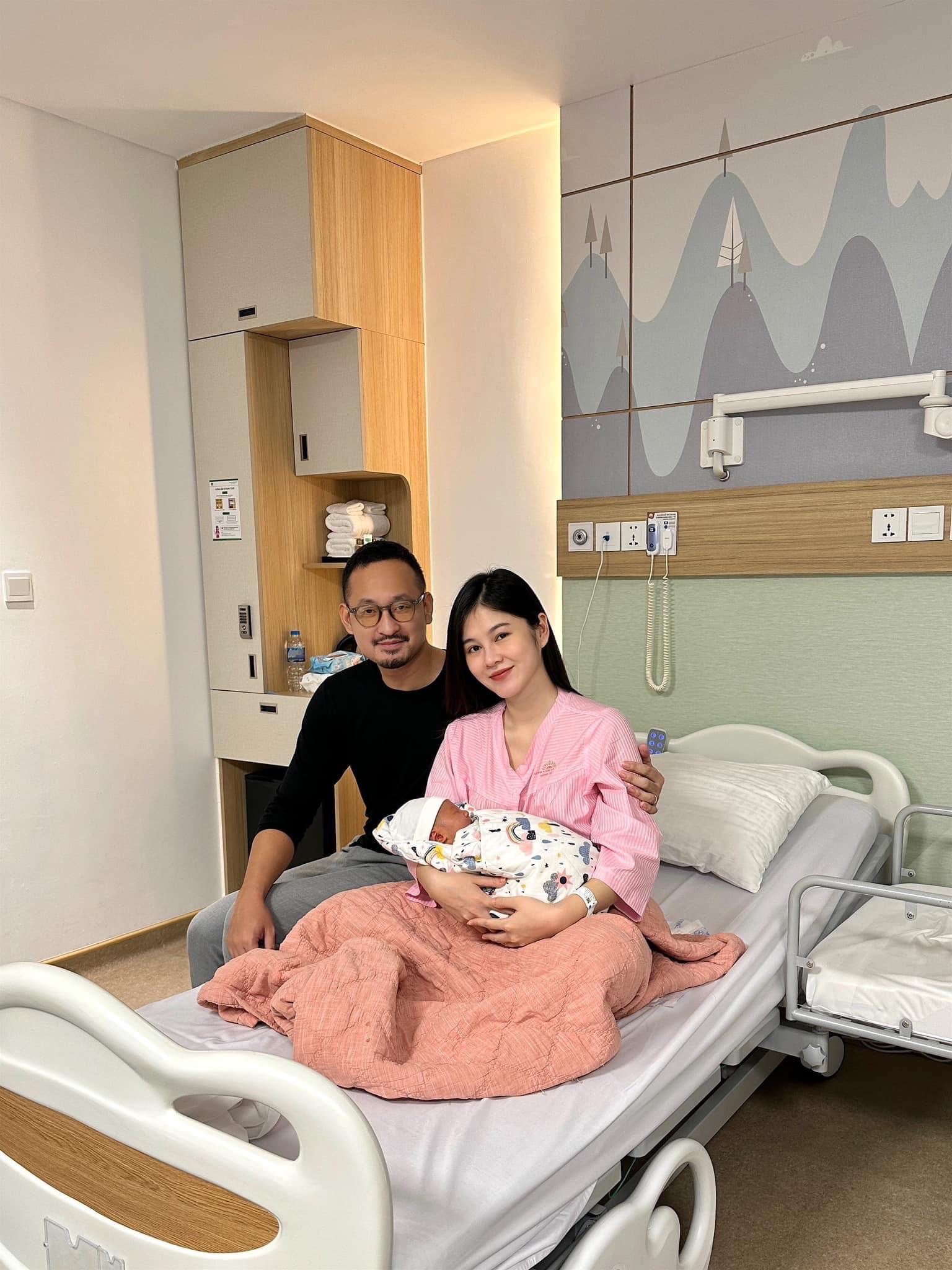 MC Thu Hoài và chồng doanh nhân mặn nồng sau 4 năm yêu-6