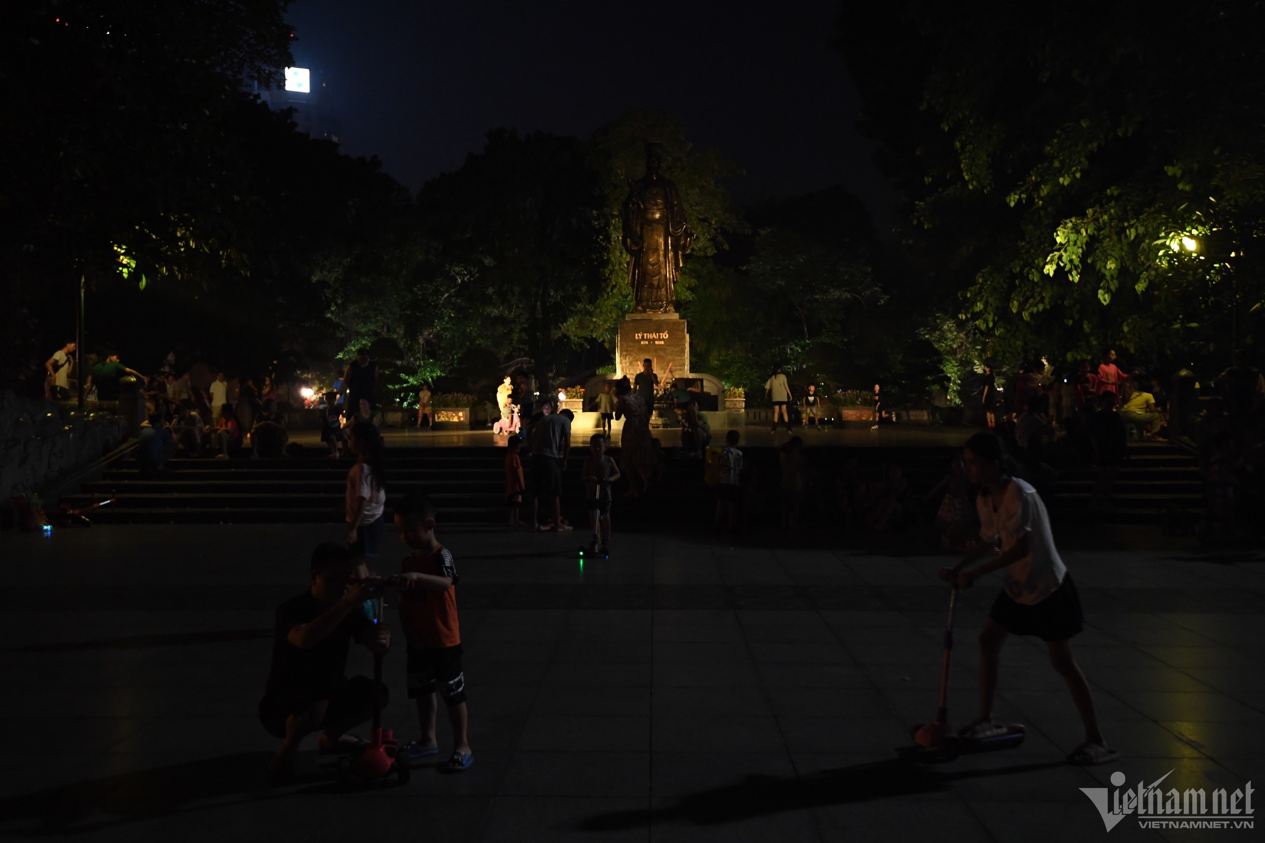 Ảnh hưởng của thiếu điện, người Hà Nội vui chơi trong bóng tối-2