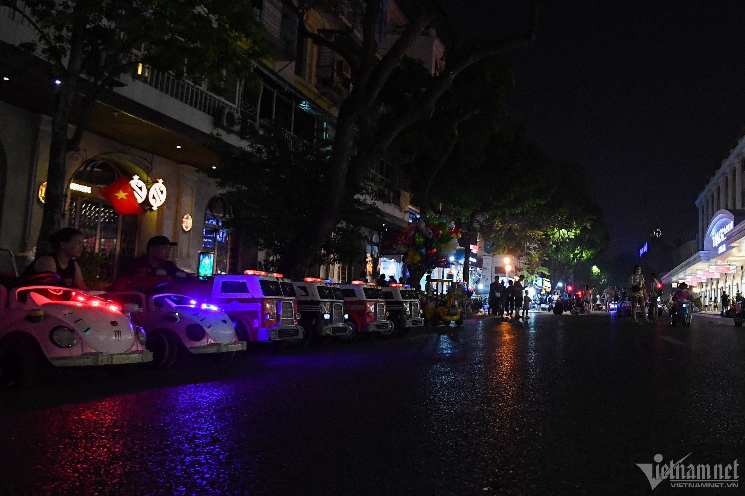 Ảnh hưởng của thiếu điện, người Hà Nội vui chơi trong bóng tối-3