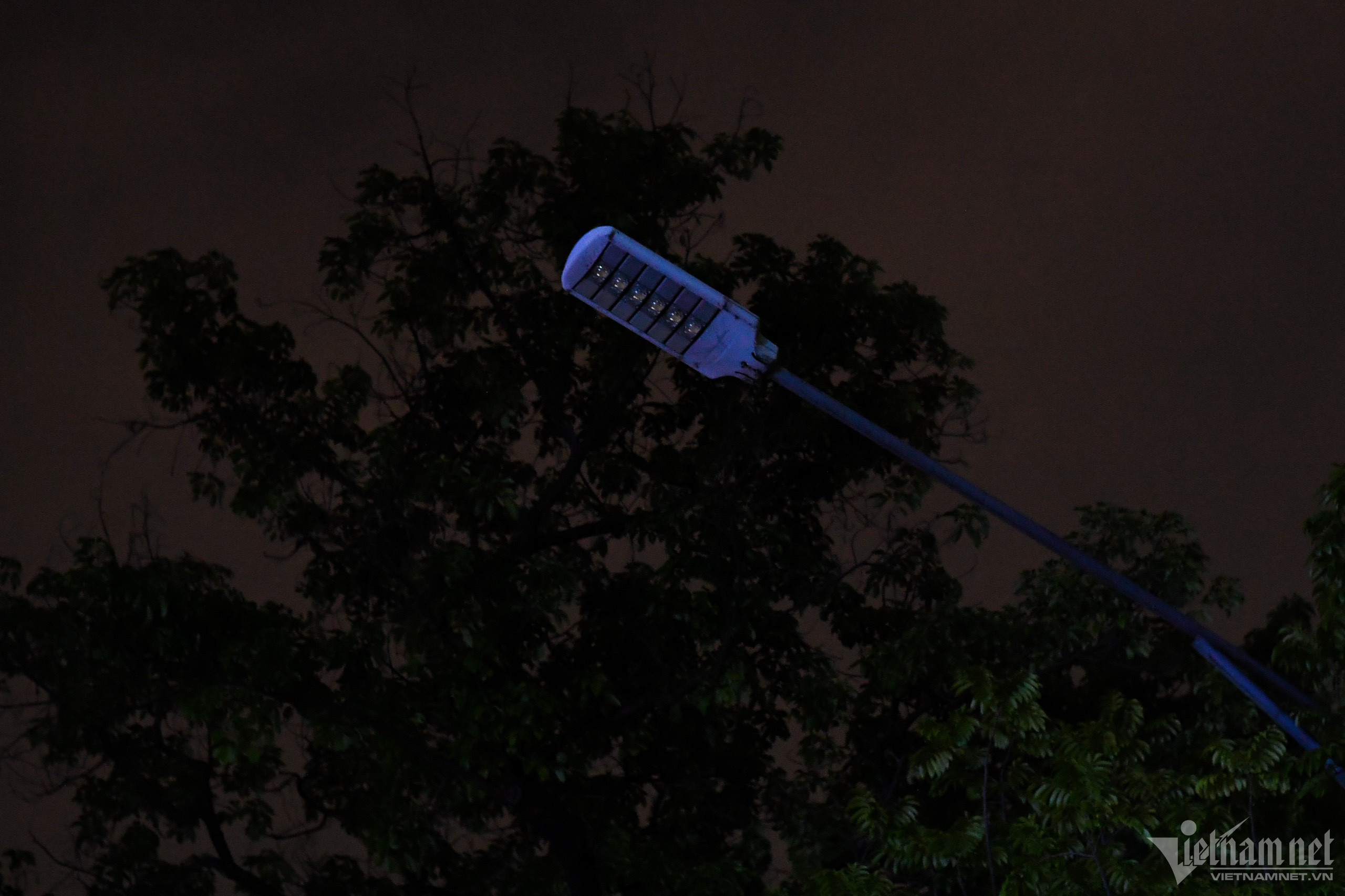 Ảnh hưởng của thiếu điện, người Hà Nội vui chơi trong bóng tối-4