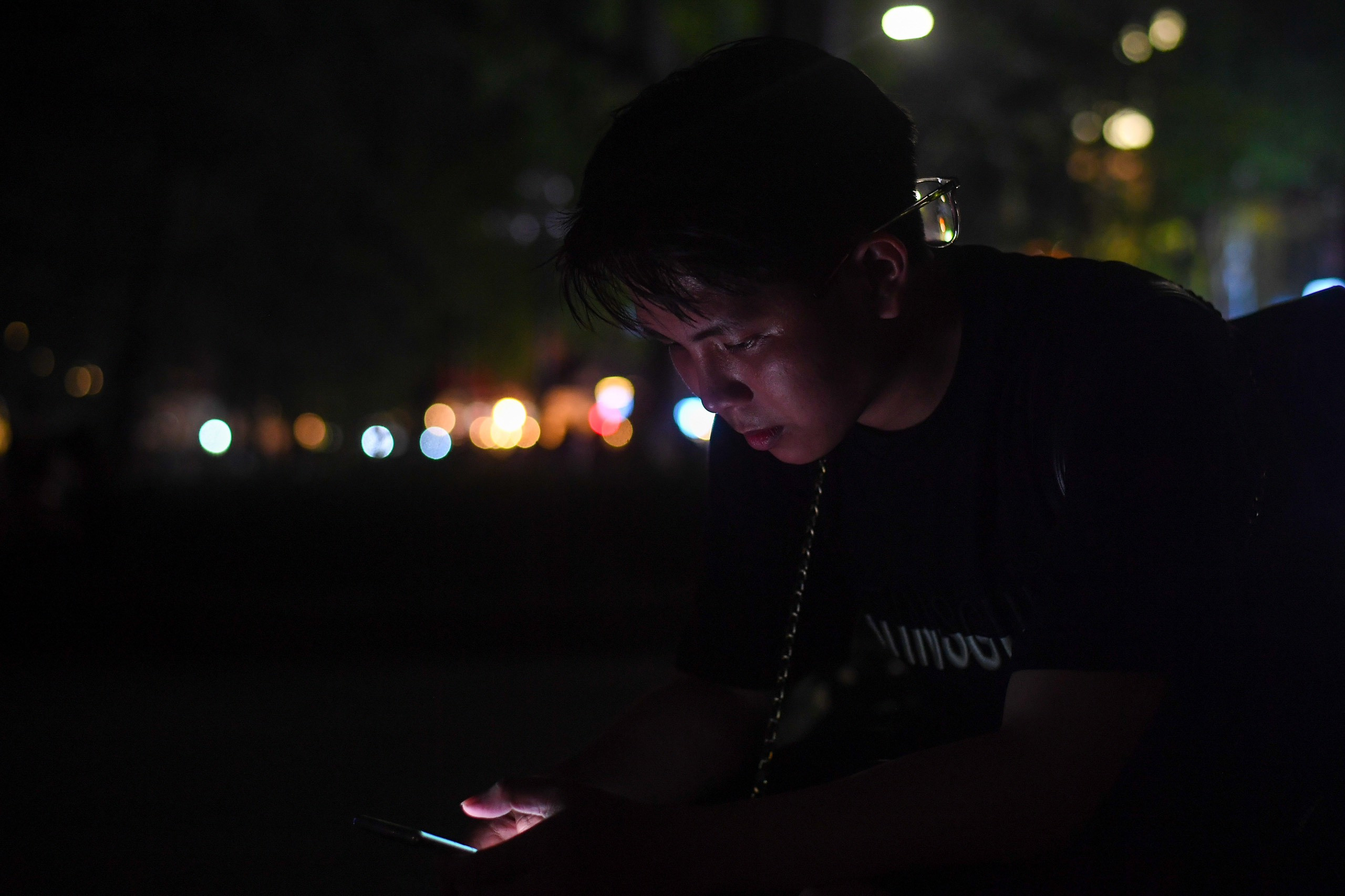 Ảnh hưởng của thiếu điện, người Hà Nội vui chơi trong bóng tối-10