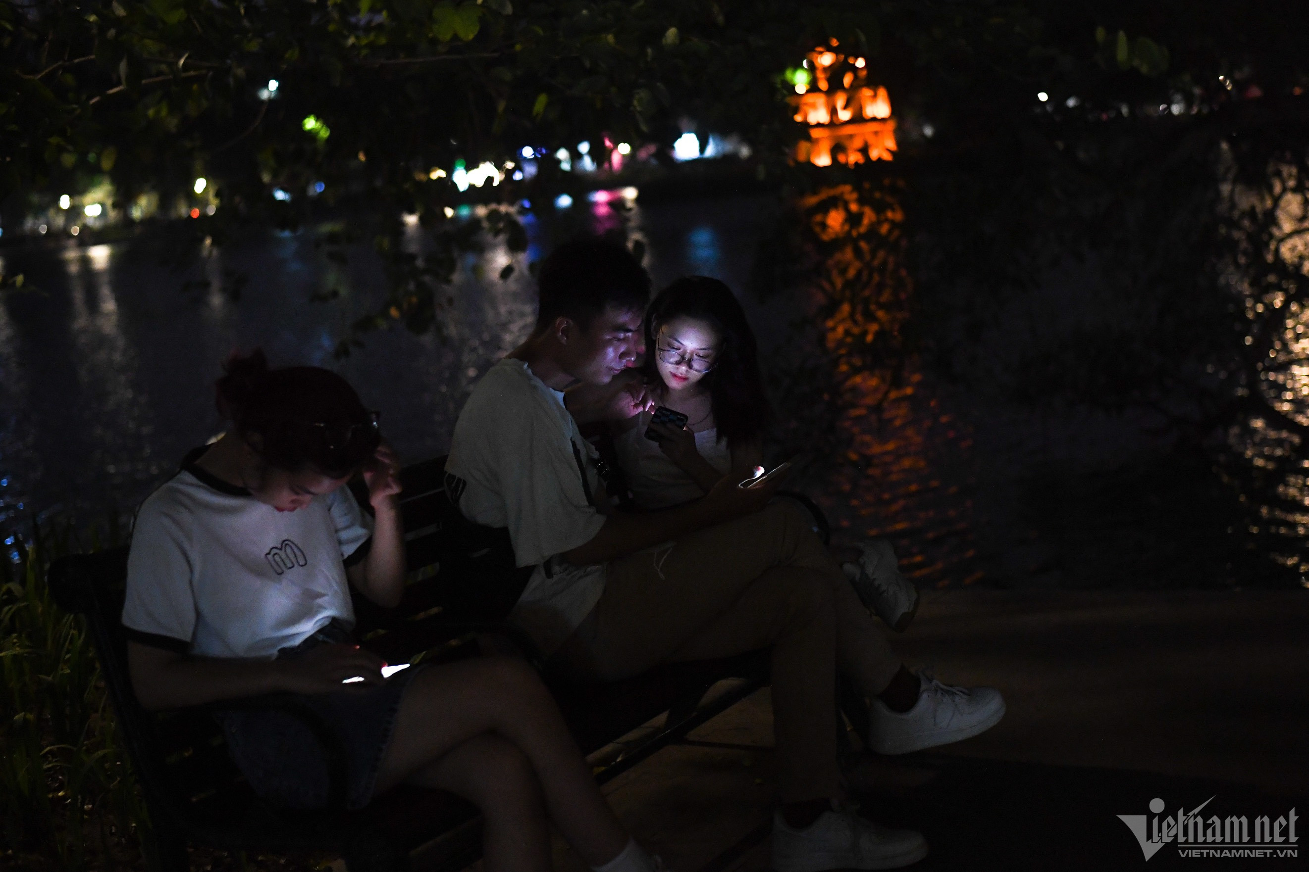 Ảnh hưởng của thiếu điện, người Hà Nội vui chơi trong bóng tối-11