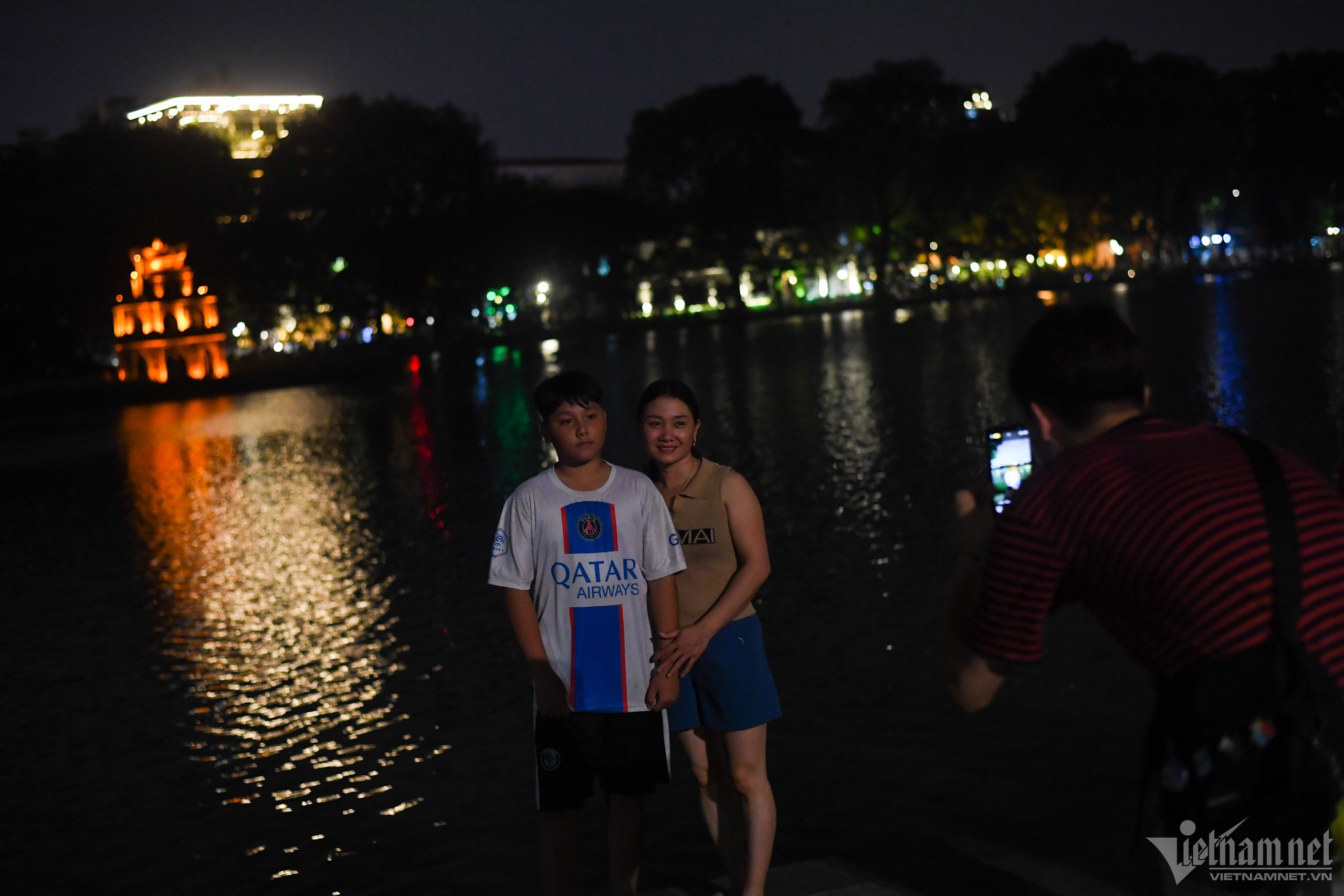 Ảnh hưởng của thiếu điện, người Hà Nội vui chơi trong bóng tối-12