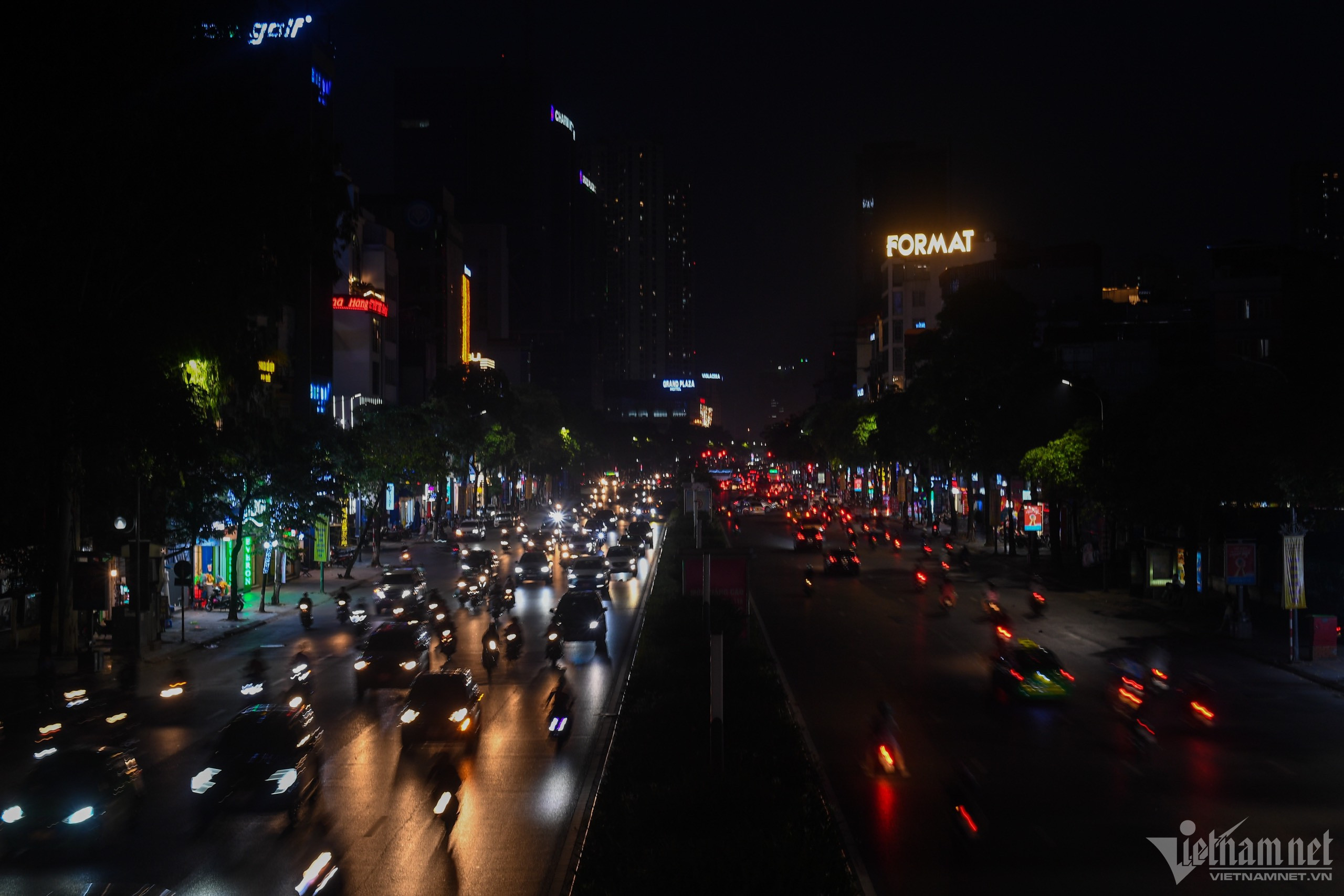 Ảnh hưởng của thiếu điện, người Hà Nội vui chơi trong bóng tối-14