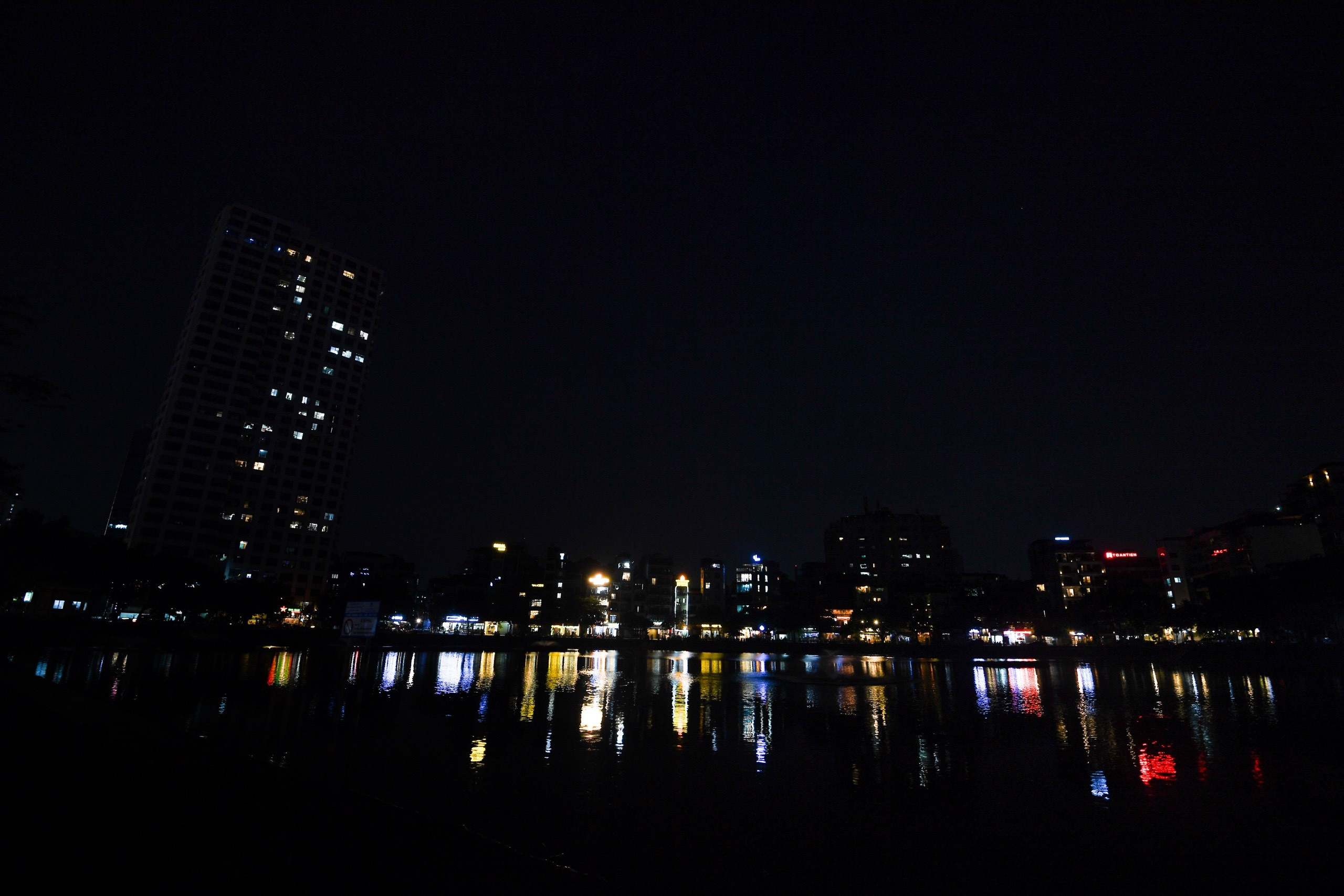 Ảnh hưởng của thiếu điện, người Hà Nội vui chơi trong bóng tối-15