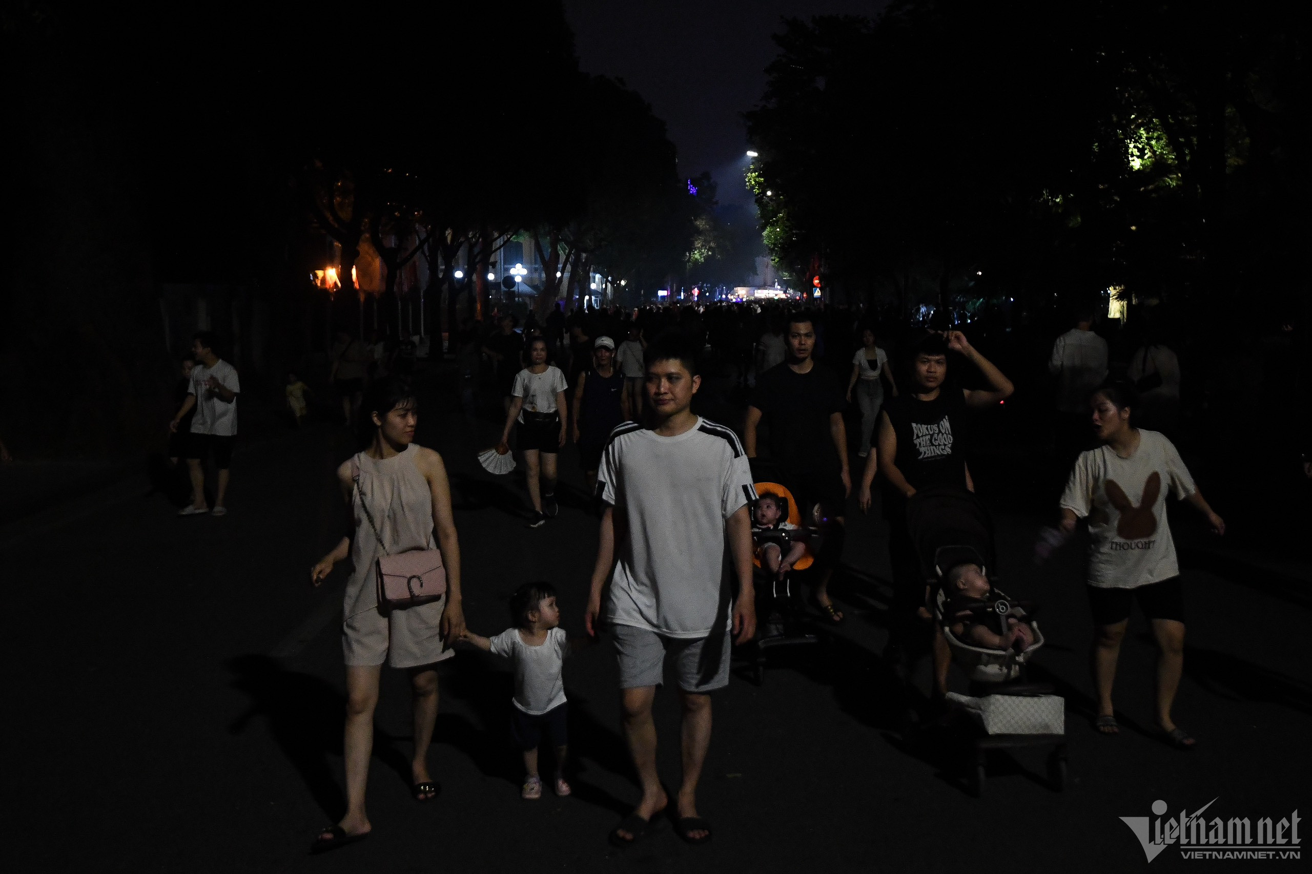 Ảnh hưởng của thiếu điện, người Hà Nội vui chơi trong bóng tối-5