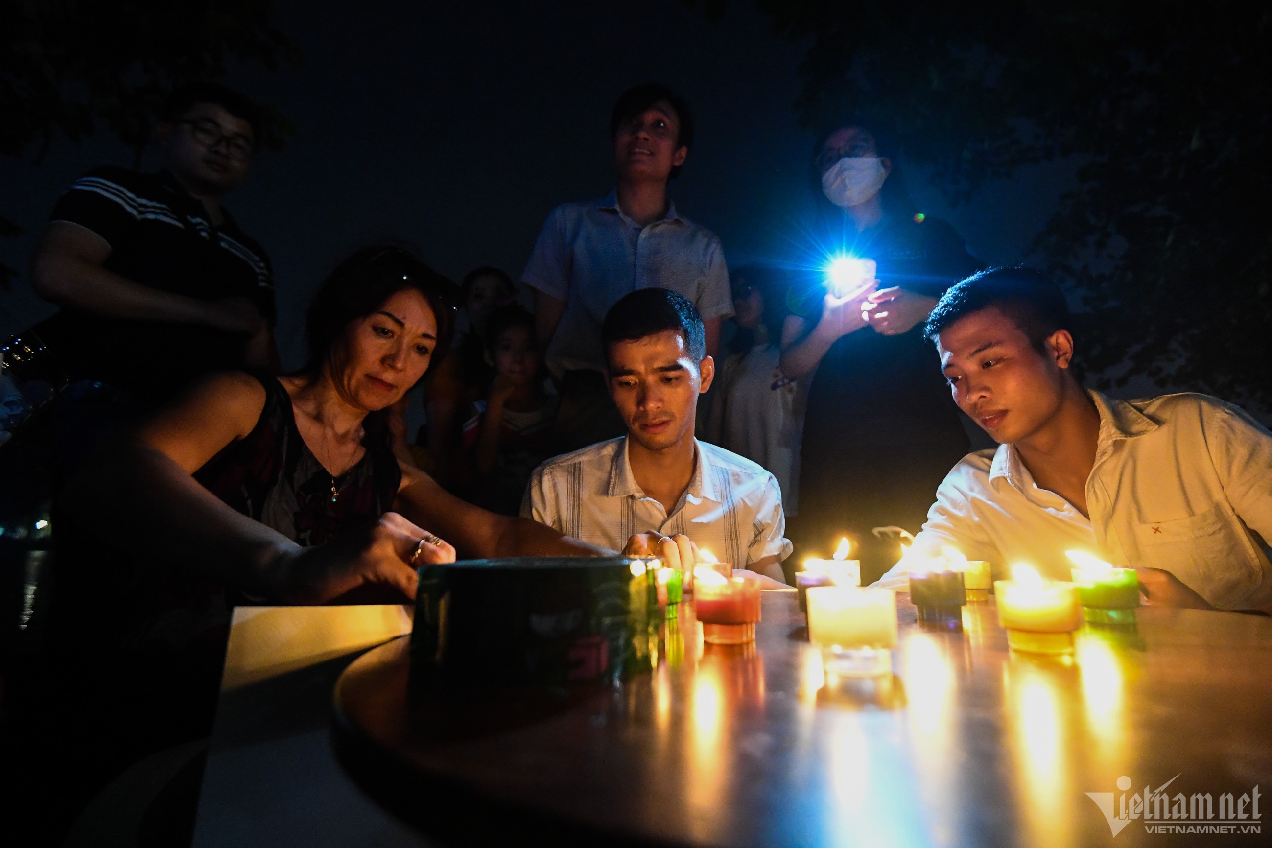 Ảnh hưởng của thiếu điện, người Hà Nội vui chơi trong bóng tối-8