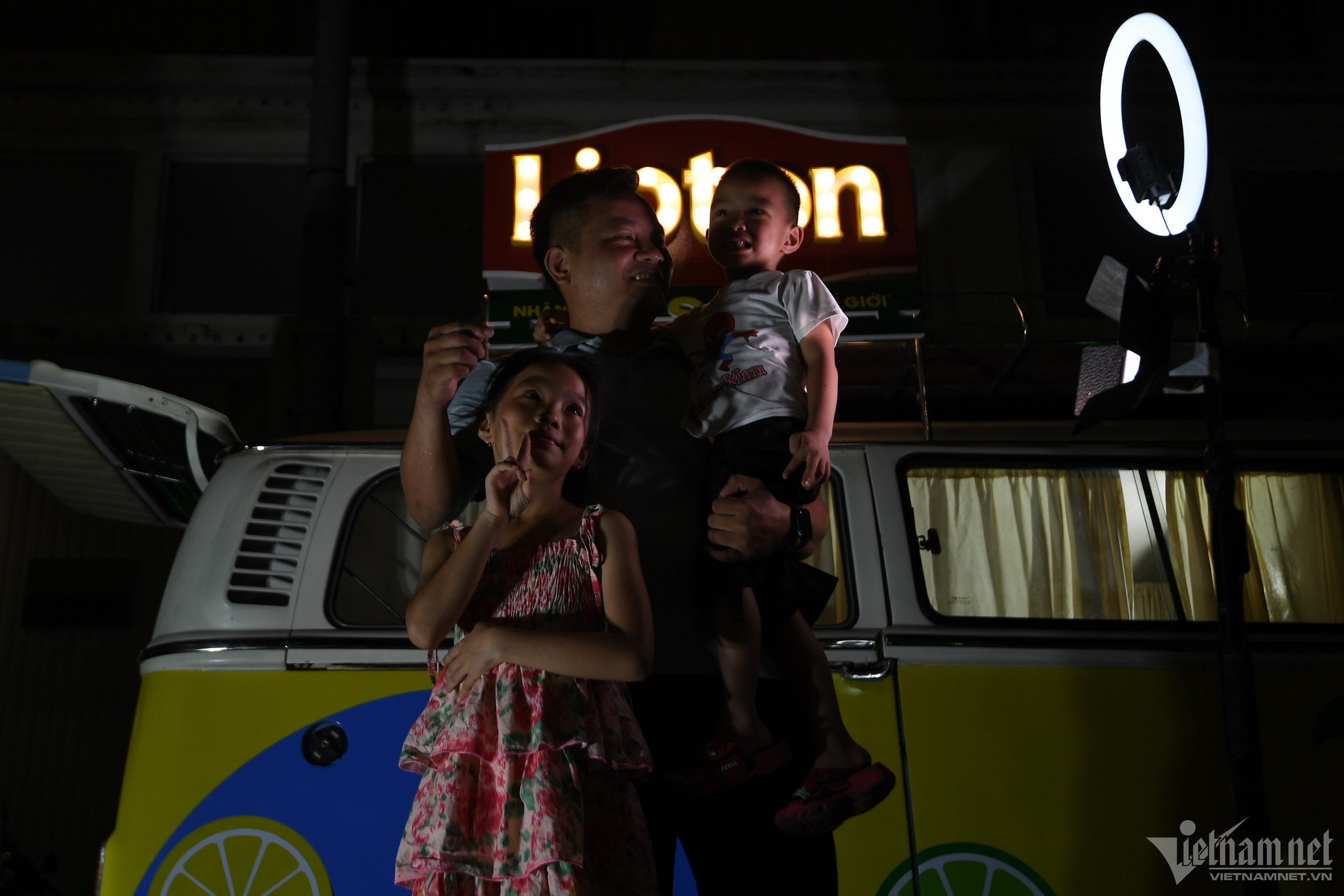 Ảnh hưởng của thiếu điện, người Hà Nội vui chơi trong bóng tối-9