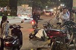 Người phụ nữ chạy xe máy gặp nạn sau khi vượt ngang ôtô-1