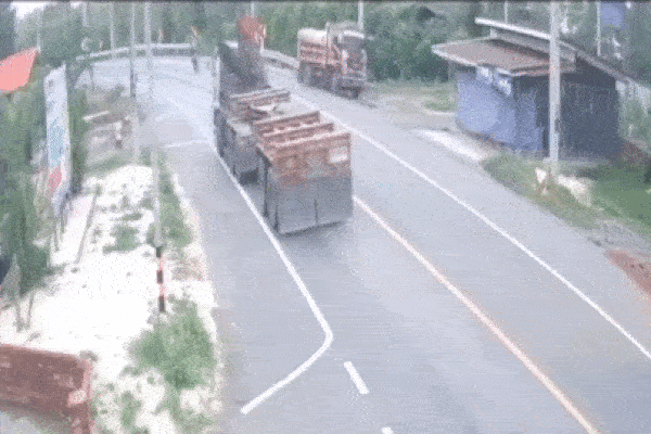 Khoảnh khắc xe tải mất kiểm soát 