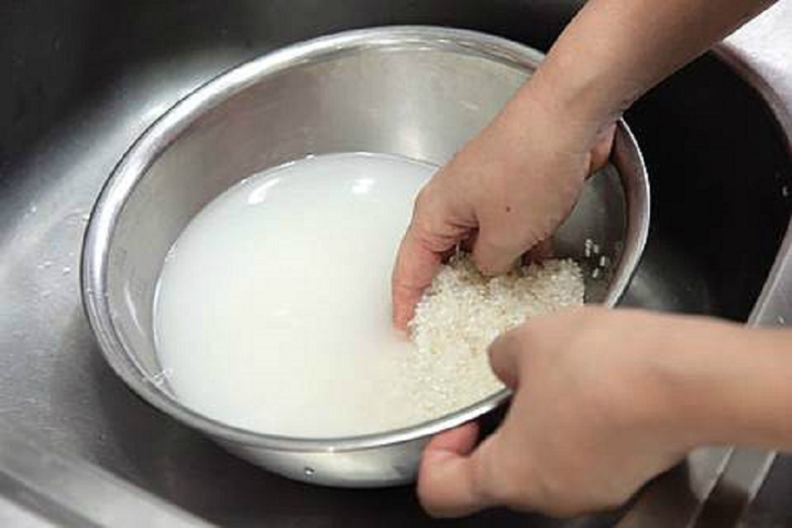 What does adding salt to rinsing rice do?-1