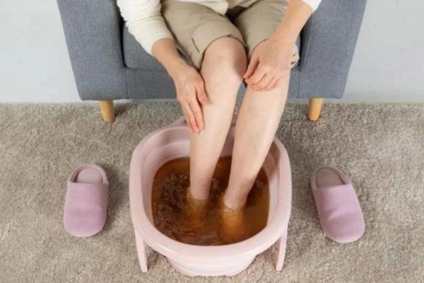 6 điều kỳ diệu sẽ xảy ra nếu bạn kiên trì ngâm chân bằng lá ngải cứu-1