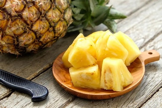 Dứa giàu vitamin C, ít calo lại mọng nước: Rất thích hợp để ăn vào mùa hè nhưng cần lưu ý để tránh dị ứng
