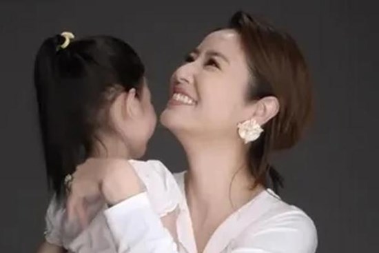 Lâm Tâm Như lần đầu tiên cho con gái 7 tuổi xuất hiện công khai