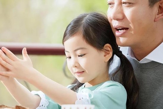 Cha mẹ sử dụng 10 cụm từ khi nói chuyện, con sẽ thay đổi không ngờ