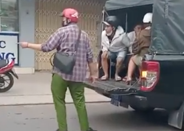 Nhóm người ngang nhiên phá khóa xông vào nhà dân ở TPHCM-3