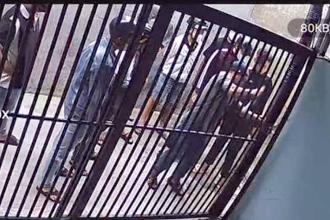 Nhóm người ngang nhiên phá khóa xông vào nhà dân ở TPHCM-1