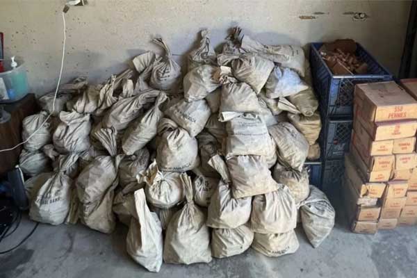 Dọn dẹp nhà của bố vợ quá cố, chàng rể phát hiện bí mật kinh ngạc của ông dưới tầng hầm-1