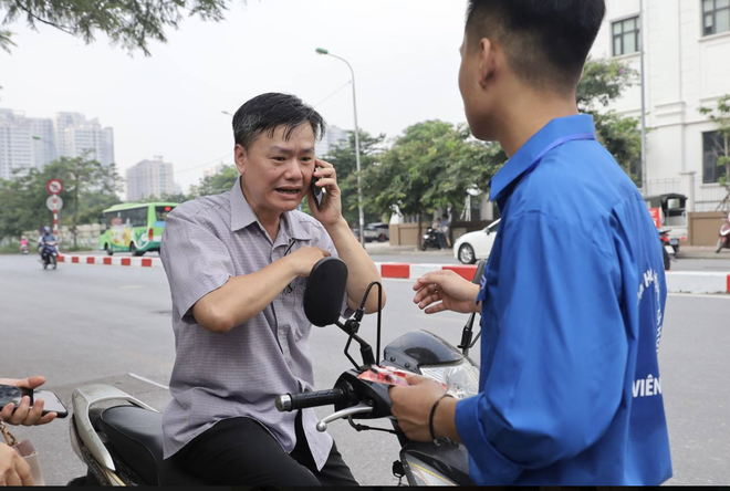 Những khoảnh khắc đẹp nhất mùa thi vào lớp 10: Tấm lưng ướt mồ hôi của mẹ, cái ôm của bố và nụ cười của thí sinh-21