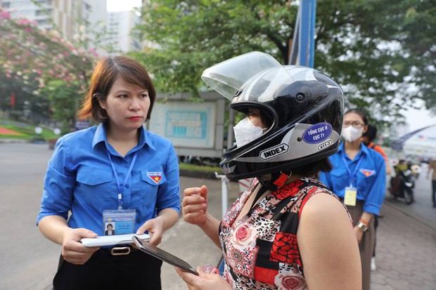 Những khoảnh khắc đẹp nhất mùa thi vào lớp 10: Tấm lưng ướt mồ hôi của mẹ, cái ôm của bố và nụ cười của thí sinh-10