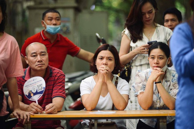 Những khoảnh khắc đẹp nhất mùa thi vào lớp 10: Tấm lưng ướt mồ hôi của mẹ, cái ôm của bố và nụ cười của thí sinh-8