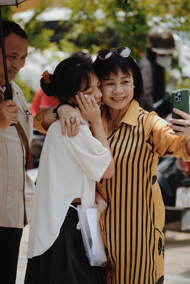 Những khoảnh khắc đẹp nhất mùa thi vào lớp 10: Tấm lưng ướt mồ hôi của mẹ, cái ôm của bố và nụ cười của thí sinh-6